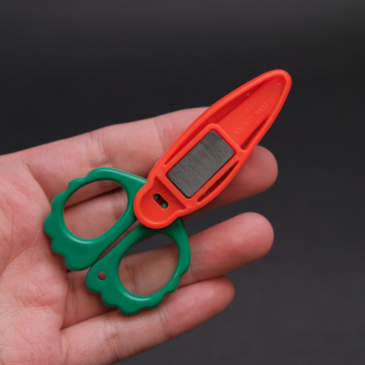 Hitohira Magnetic Carrot Shears